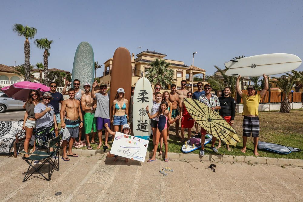 Surfistas de Orihuela recogen firmas en contra de