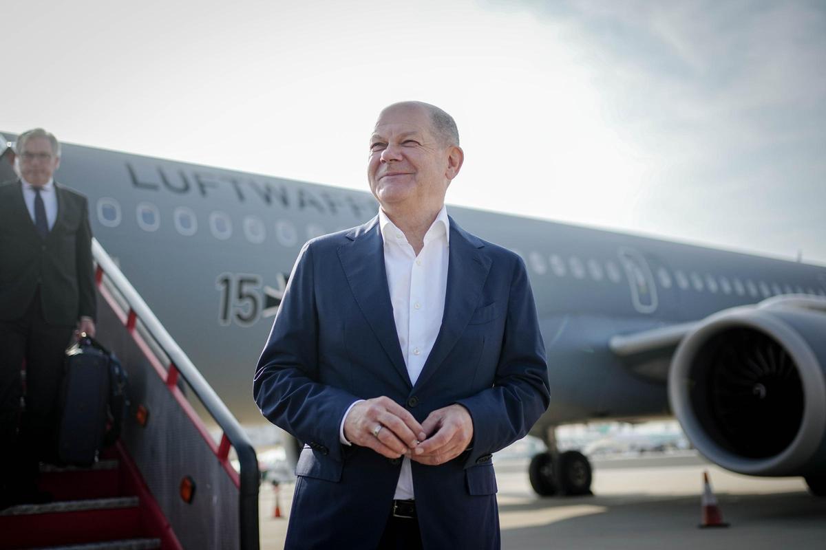 Olaf Scholz, el canciller alemán, a su llegada a Granada, tras bajar del avión.