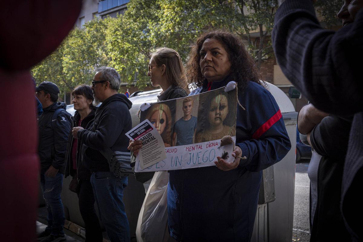 Protesta en Santa Coloma por las listas espera en salud mental