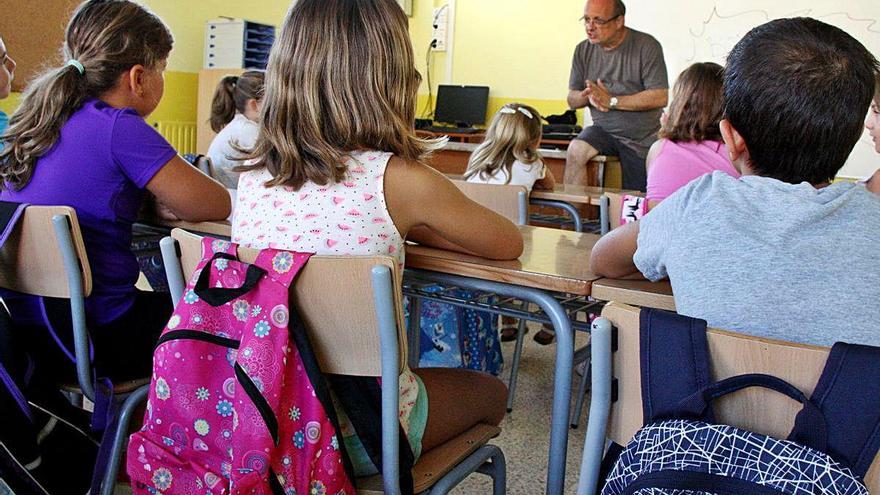 Una aula de l&#039;escola de Sant Miquel, quan estava activa, el 2016.