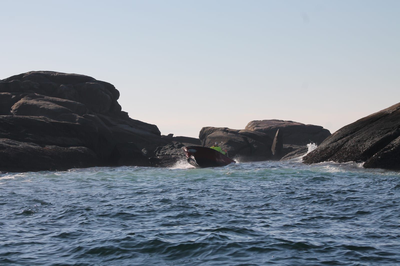 Así se trabaja el percebe en el islote de Agoeira