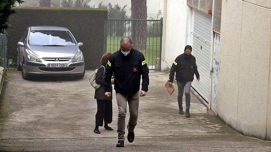 Els investigadors a la rampa de l&#039;aparcament de l&#039;edifici del barri de Montjuïc, a la imatge superior. Un dels detinguts a l&#039;interior d&#039;un vehicle, a la imatge inferior.