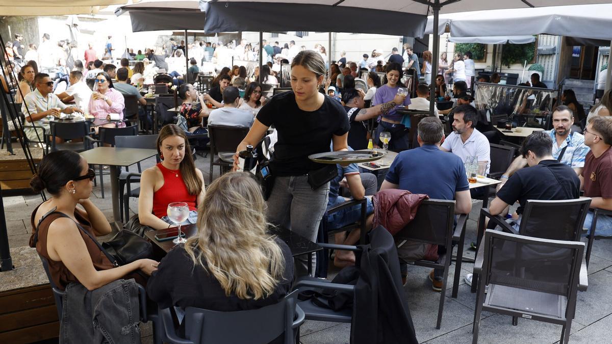 Una camarera atendiendo a unos clientes en una terraza de Pontevedra.