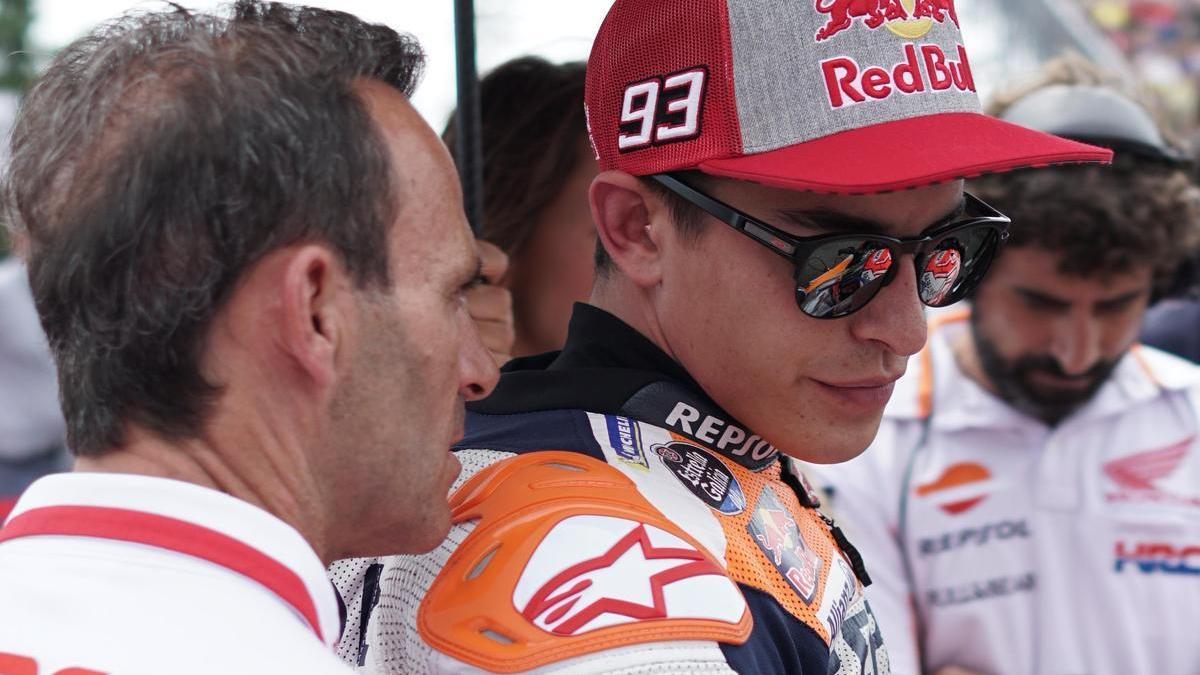 Alberto Puig conversa con Marc Márquez, en una parrilla de MotoGP.