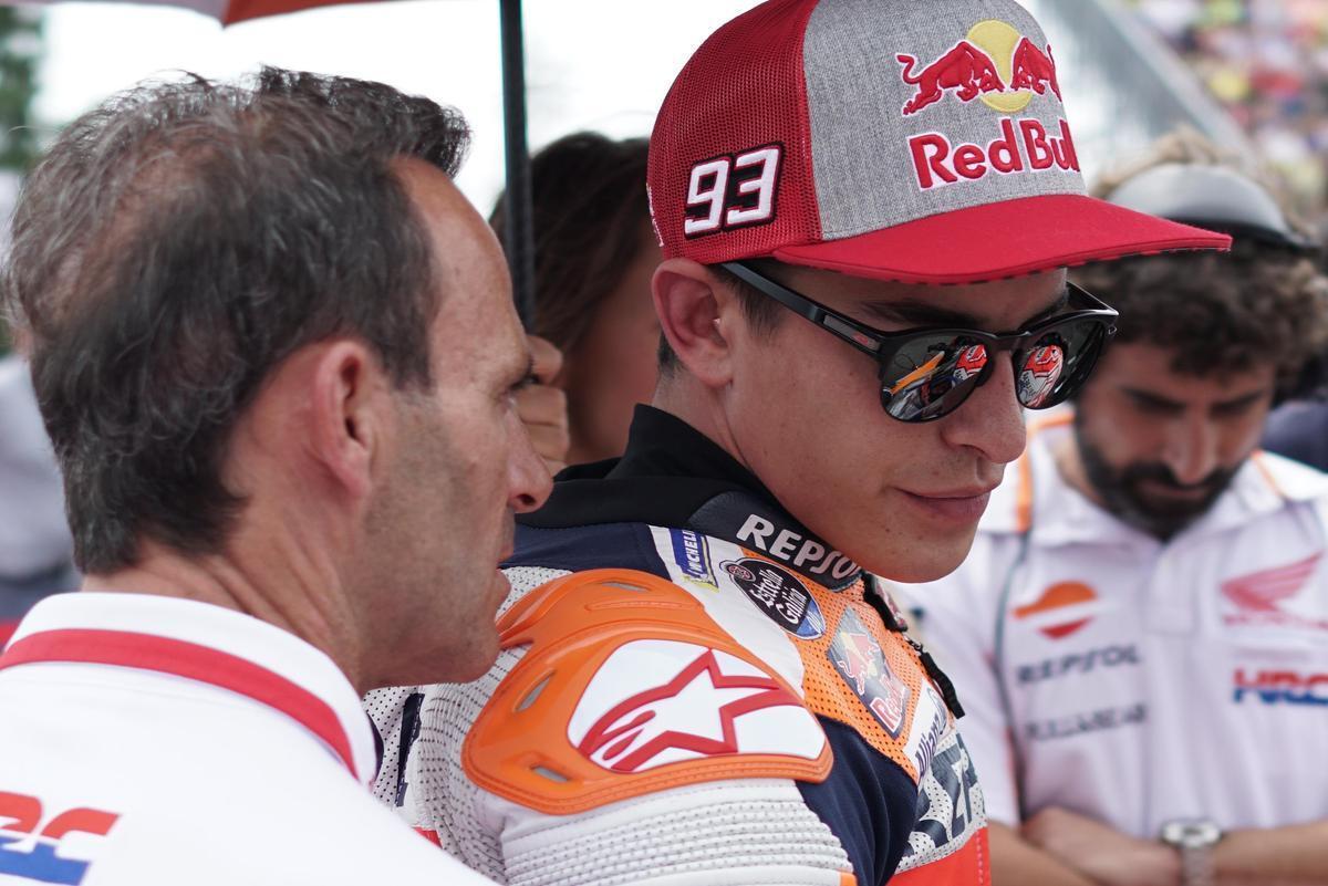 Alberto Puig conversa con Marc Márquez, en una parrilla de MotoGP.