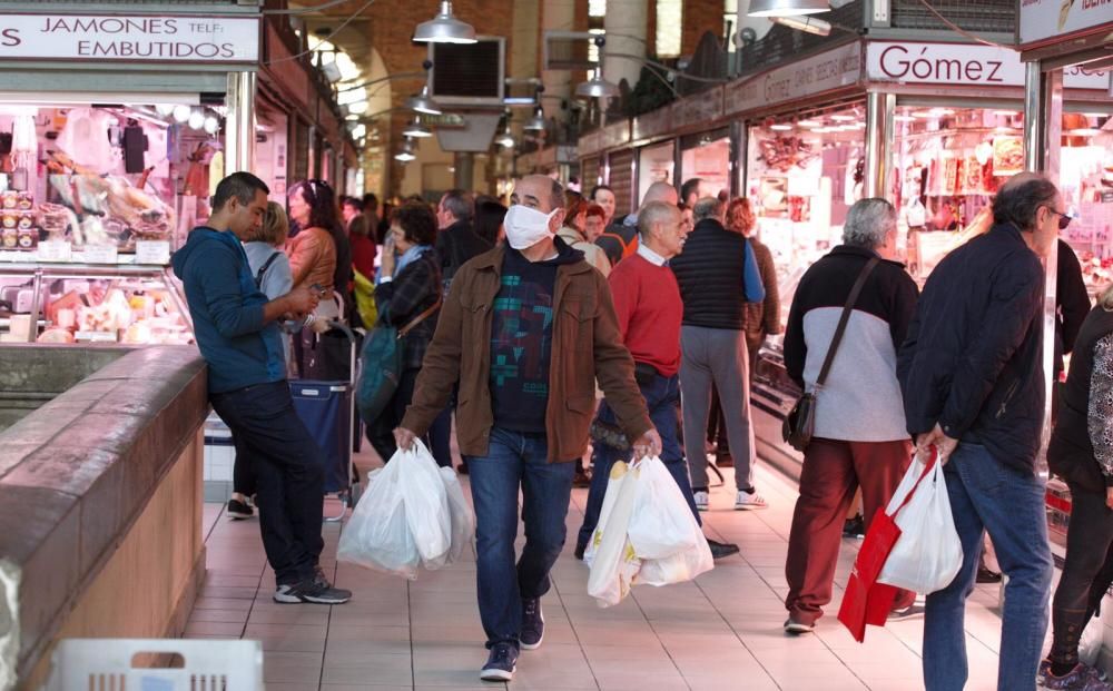 Gran afluencia y clientes con mascarillas en el Mercado Central por la amenaza del coronavirus en Alicante