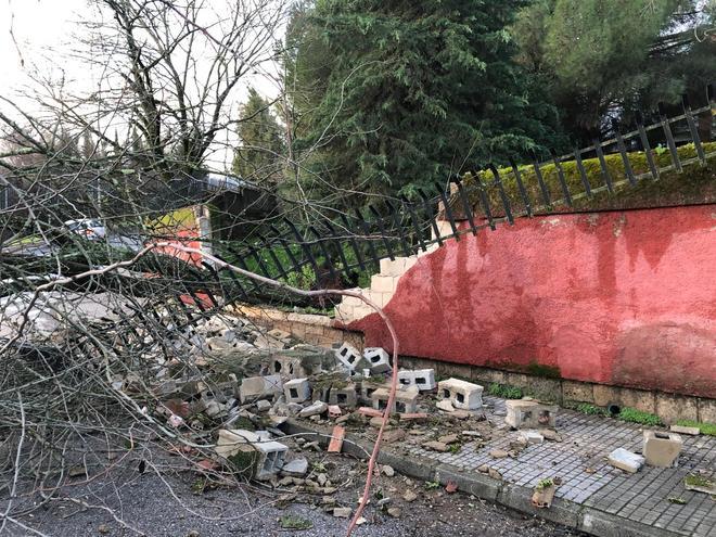 Un muro se desploma en el Instituto El Brocense