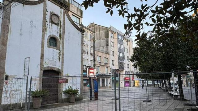 La fachada principal de la capilla, precintada por obras. |  LOC