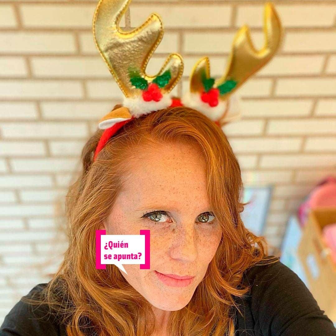 María Castro posa para Instagram con diadema navideña