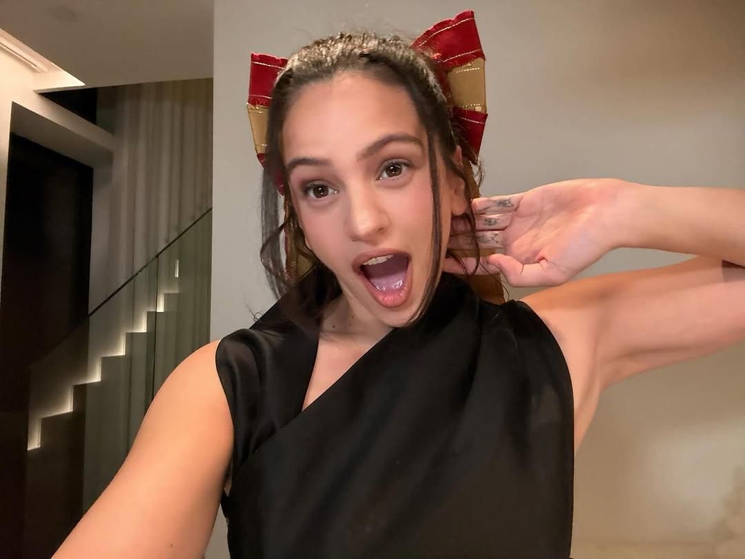 Rosalía da la bienvenida al 2025 con un look muy español.