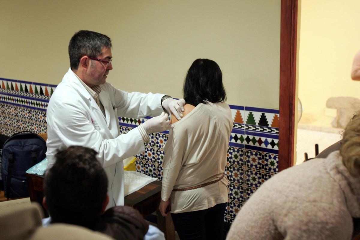 Imagen de archivo de vacunación de adultos contra el sarampión en la provincia de Alicante