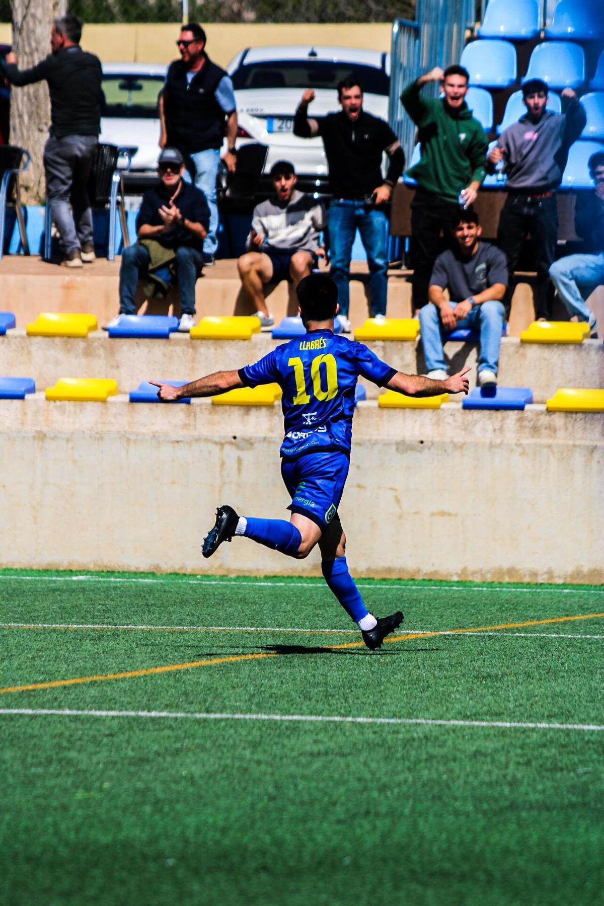 Miquel Llabrés celebra el gol que le dio el triunfo al CE Andratx ante el Valencia Mestella