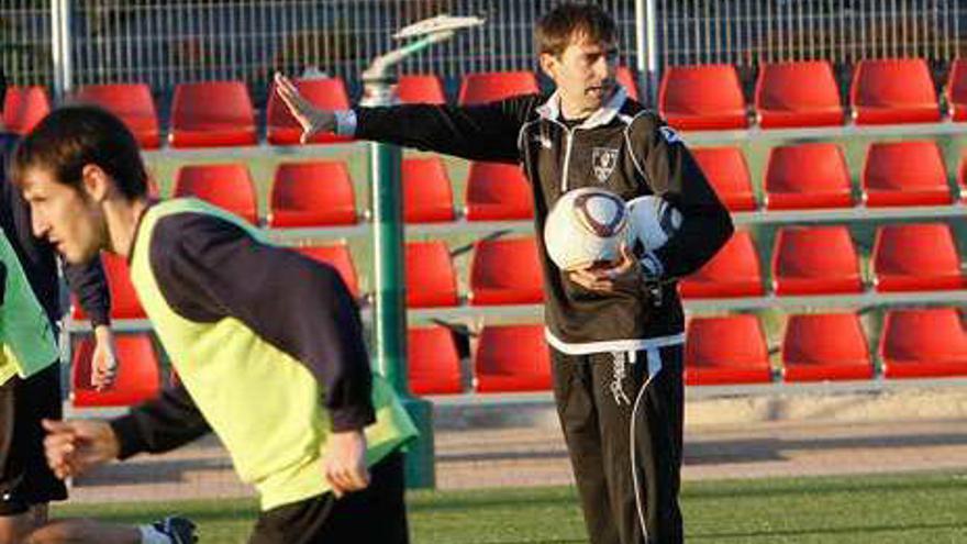 Garitano, dando instrucciones en un entrenamiento.