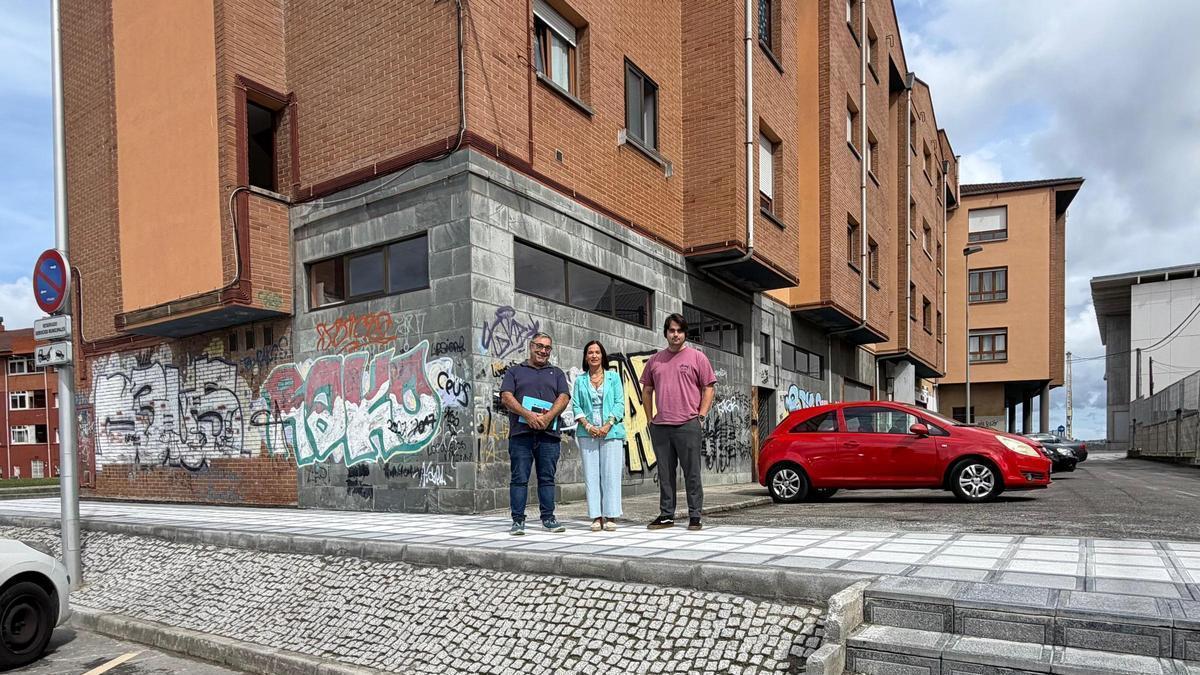 Por la izquierda, Pergentino Martínez, María José Fernández y David Orviz, en la zona reparada.