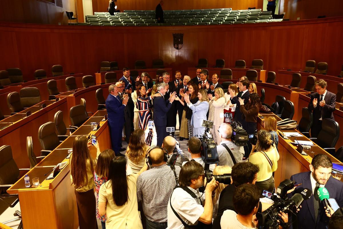 Celebración de los diputados del PP tras la reelección de Jorge Azcón como presidente del Gobierno de Aragón.
