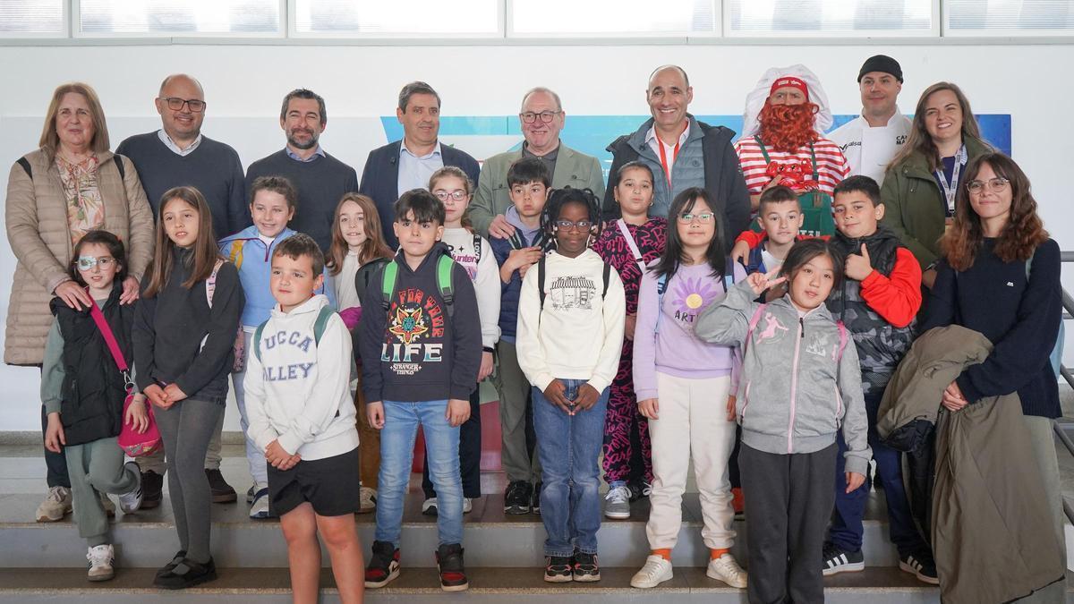 Representantes de Autoservicios Familia, del Principado de Asturias, del Ayuntamiento de Avilés y de la Autoridad Portuaria acompañan a los alumnos del CP Enrique Alonso en su visita a la rula