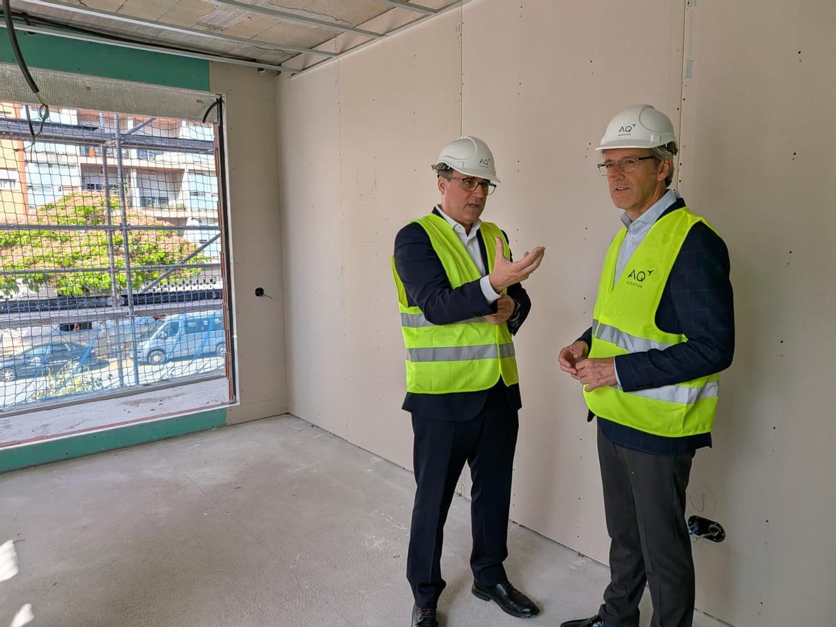 José Hernández, presidente de Frecom, este miércoles junto al consejero de Empresa, Empleo y Economía Social, Luis Alberto Marín, durante la visita a las obras de un edificio residencial en Murcia