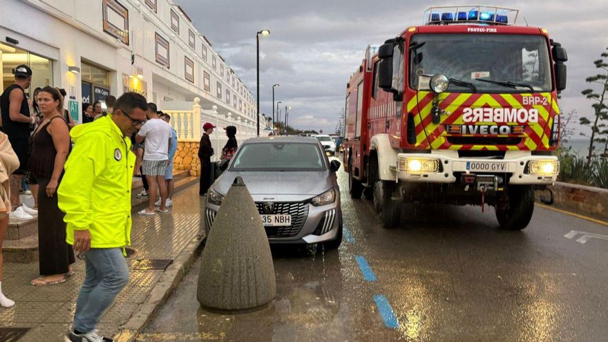 Rescatan a cuatro atrapados por un derrumbe de rocas sobre un hotel en Ibiza