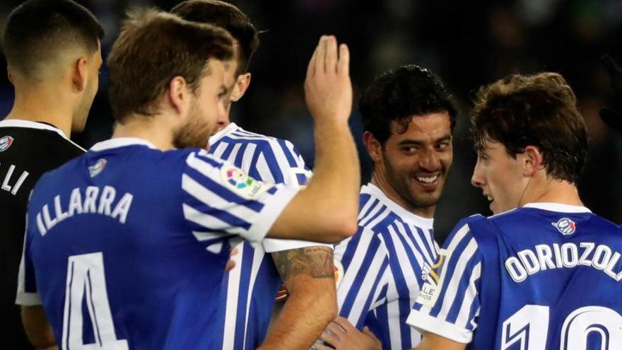 Vela celebra su gol con sus compañeros.