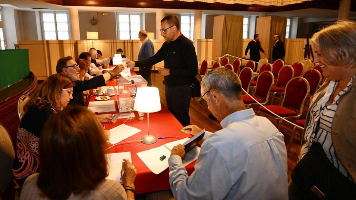 Mesa de votaciones instalada en la sede de Manuel Quiroga. |   // G. S.