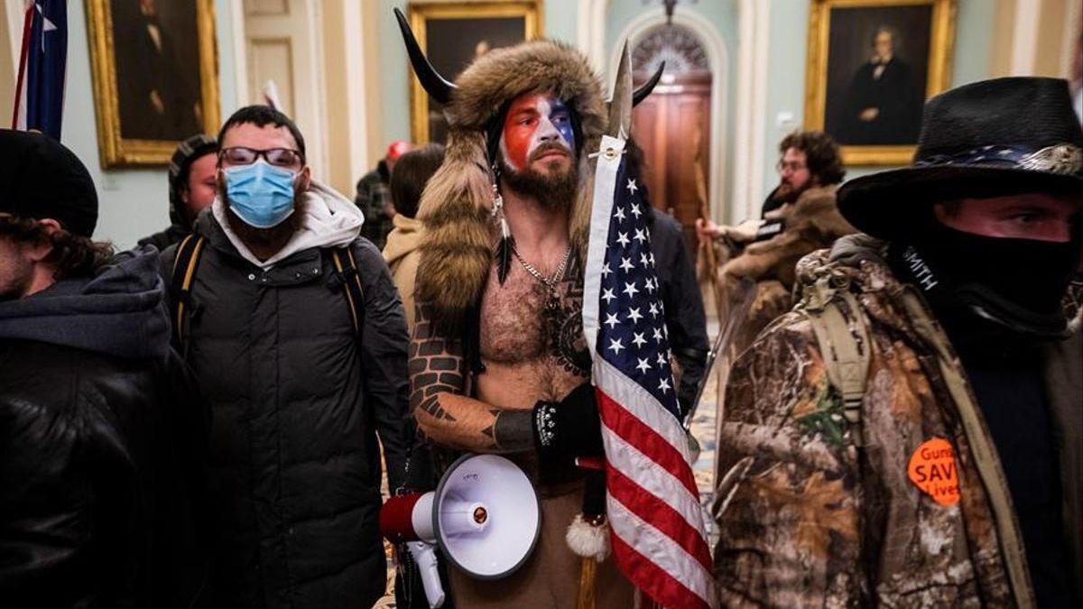 Arrestado el seguidor de Trump que lucía un gorro con cuernos