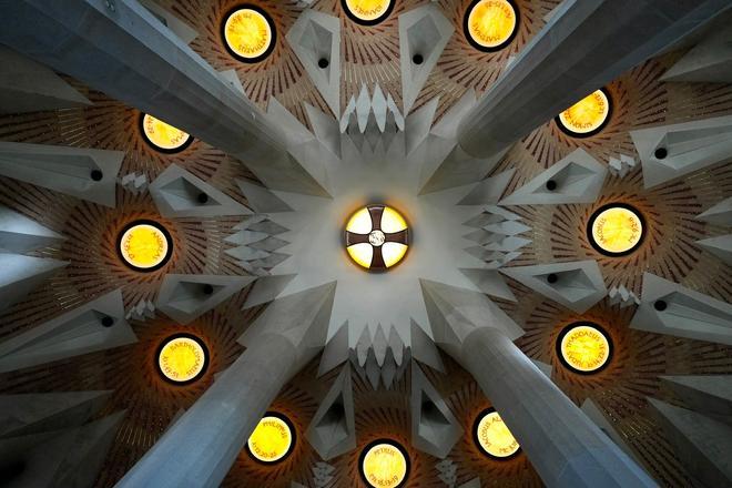Vista del auditorio sobre el crucero de la basílica y bajo la Torre de Jesús de la Sagrada Família