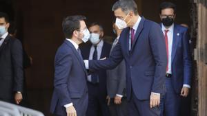 El ’president’ de la Generalitat, Pere Aragonès (i), y el presidente del Gobierno, Pedro Sánchez (d), a su salida de la rueda de prensa en el Palau tras reunirse y antes de la segunda reunión de la mesa de diálogo entre los dos ejecutivos, el pasado 15 de septiembre de 2021 en Barcelona. 