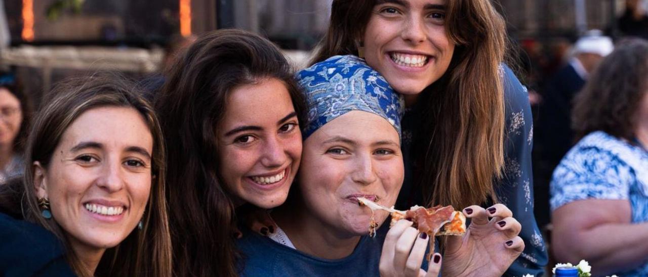 Marta Fernández Serrano, con pañuelo, junto a sus amigas –desde la izquierda– Teresa Enríquez, Alejandra de la Lastra y Julia Ybarra. Debajo, Marta Fernández. | LNE