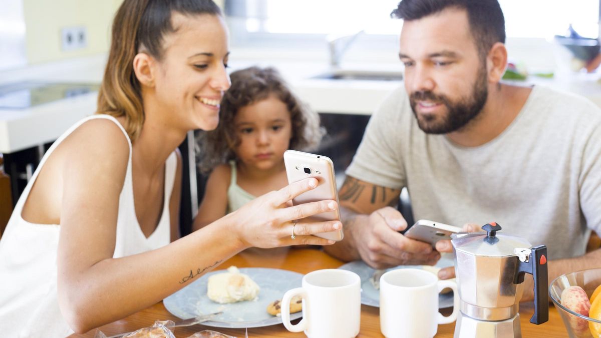 El ejemplo es básico para conseguir que nuestros hijos no coman con el móvil