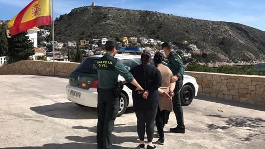 La Guardia Civil traslada a las dos detenidas en Moraira.