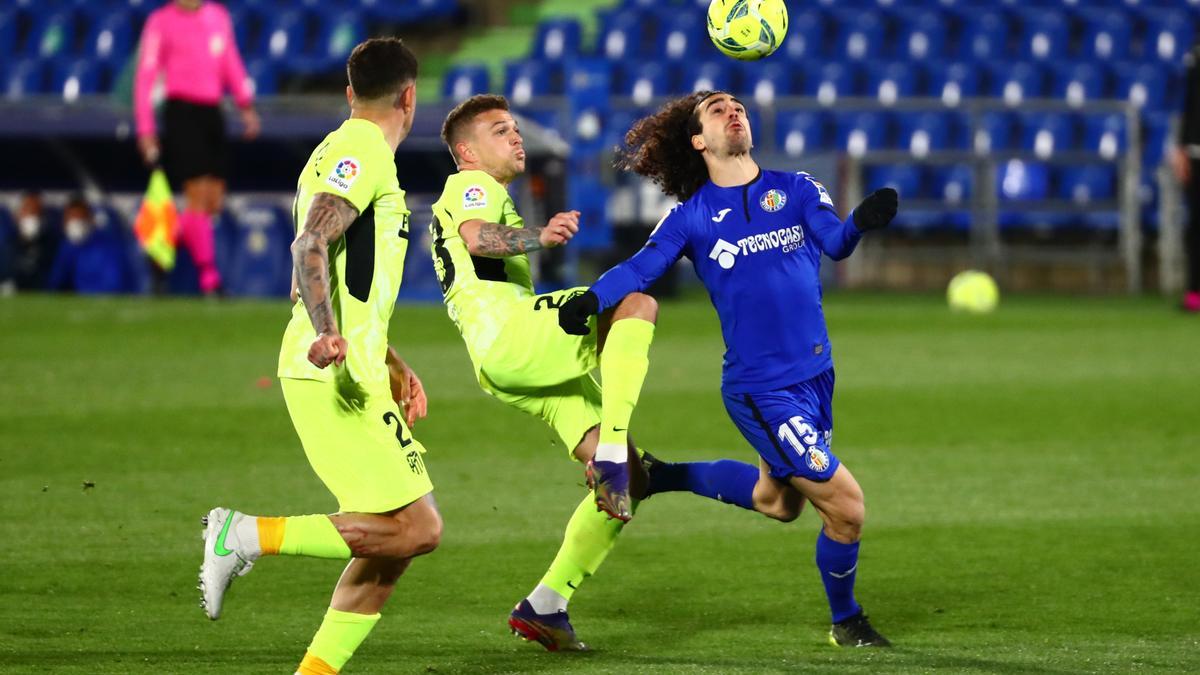 Una acción del Getafe-Atlético.