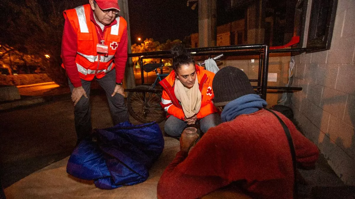 Las personas sin hogar de Alicante pasan la Navidad a la intemperie y bajo la lluvia