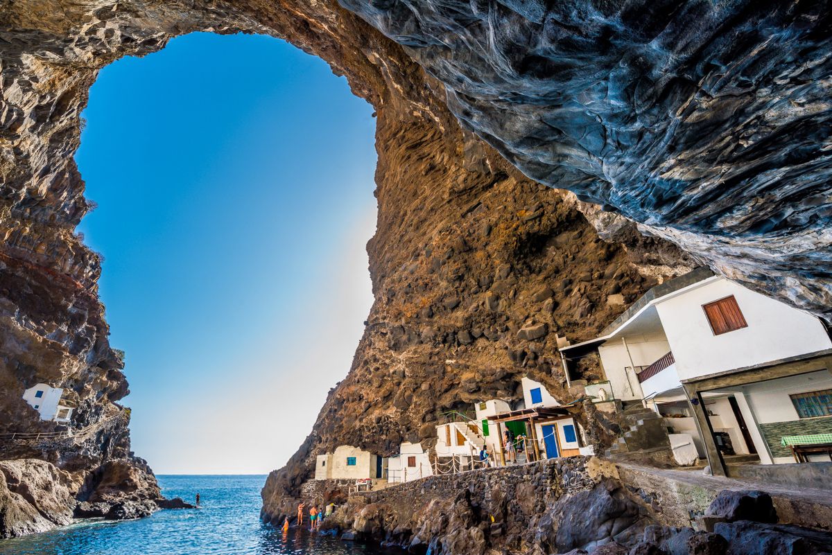 Porís de Candelaria, el pueblo canario que fascinaría a los piratas incrustado en una cueva marina.