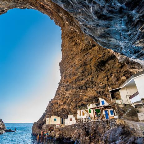 El pueblo español que fascinaría a los piratas: está incrustado en una cueva marina