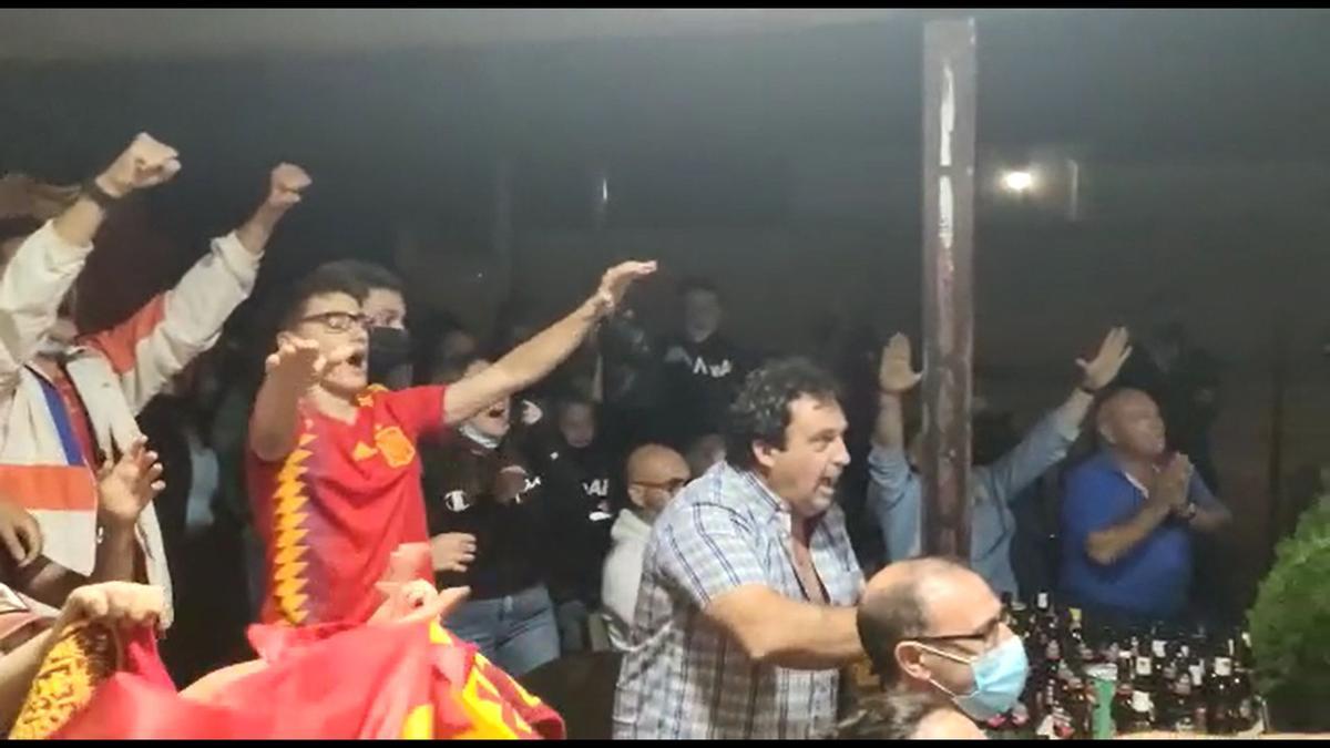 Los vecinos de San Marcial animan a Unai Simón durante la tanda de penaltis