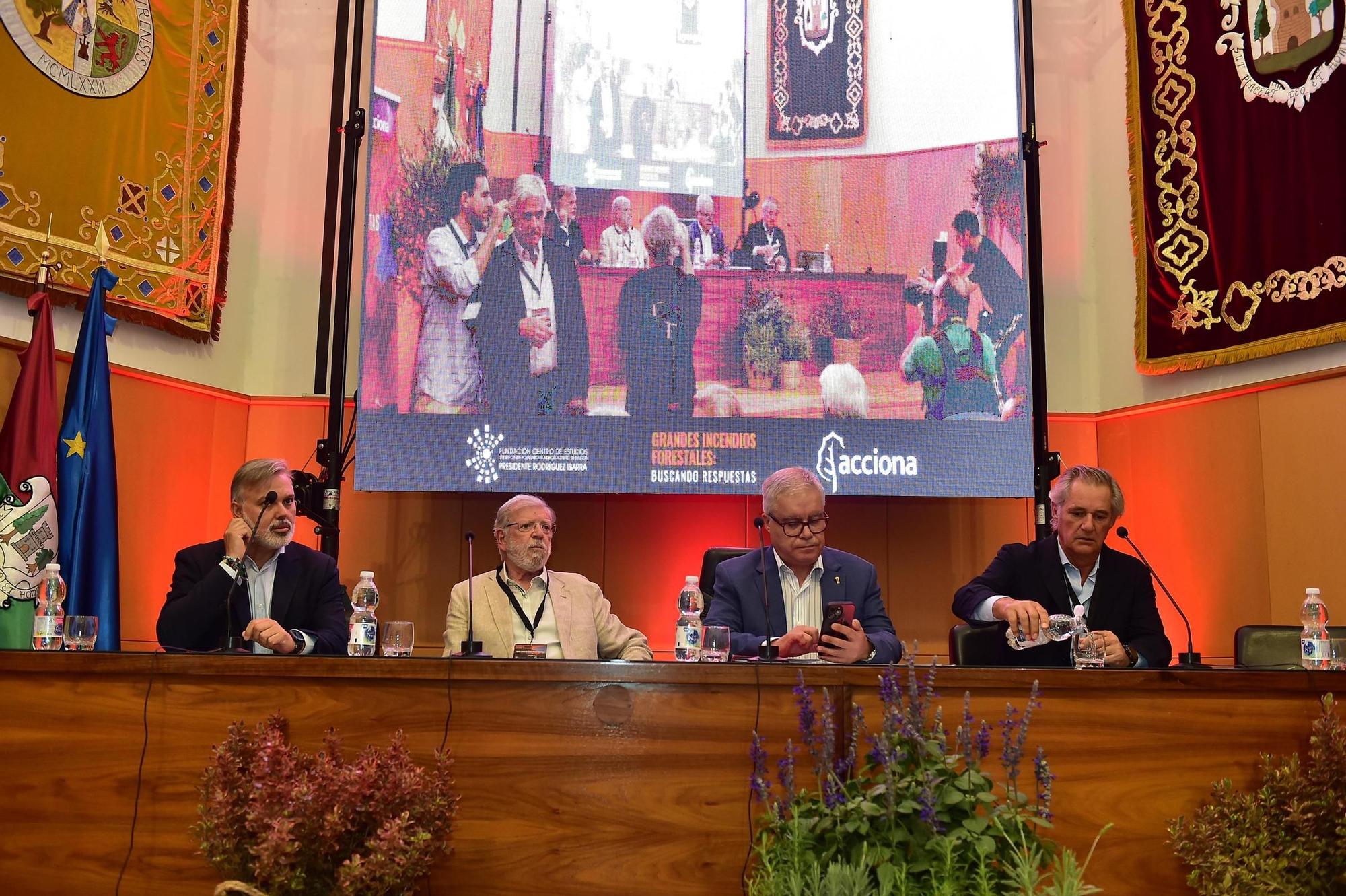 FOTOGALERÍA |  Congreso sobre grandes incendios forestales en el centro universitario de Plasencia