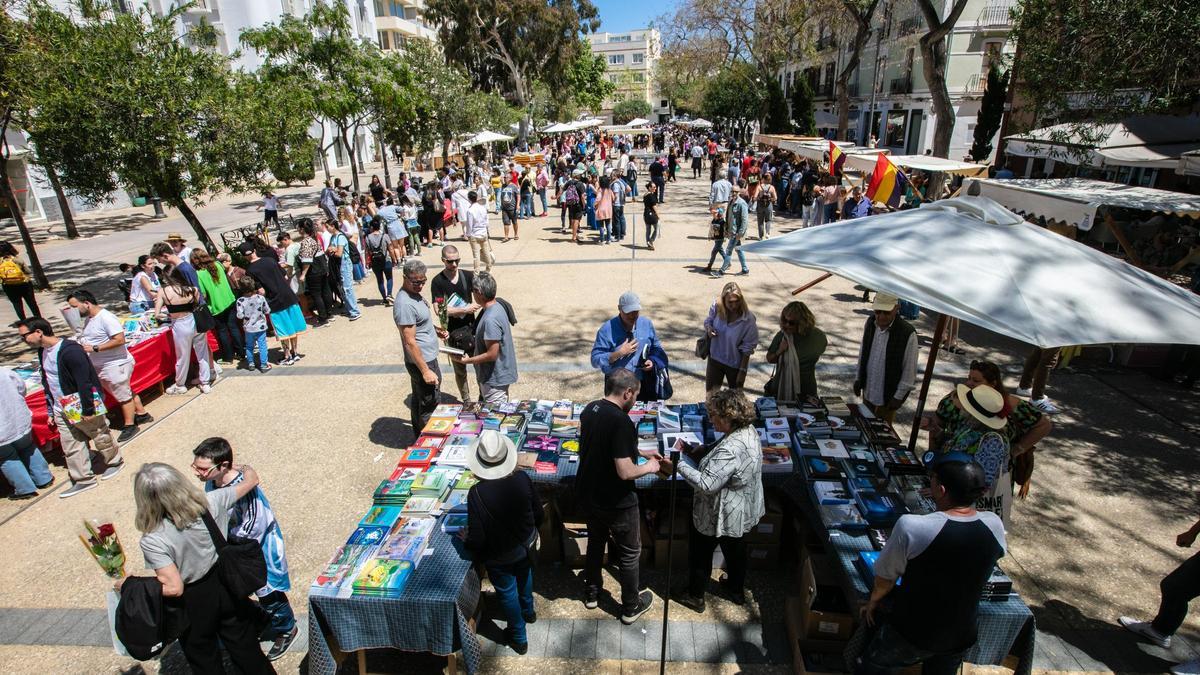 Imagen de archivo de la celebración del Día del Libro en el paseo de Vara de Rey, en Eivissa, el 23 de abril de 2023.