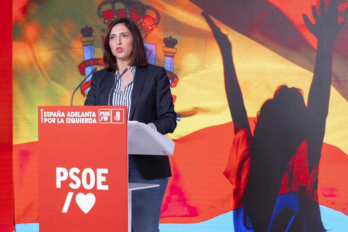 La portavoz del PSOE, Esther Peña, en una rueda de prensa en la sede nacional del PSOE en Ferraz.