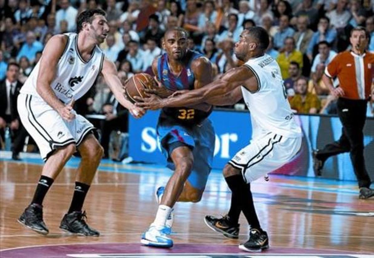 Anderson es cola entre Mumbrú i Warren, ahir a la nit al Palau Blaugrana, en la primera victòria blaugrana en la final de la Lliga ACB.