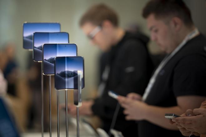 Llega el iPhone plegable que causa sensación en la tienda Apple del Passeig de Gràcia de Barcelona