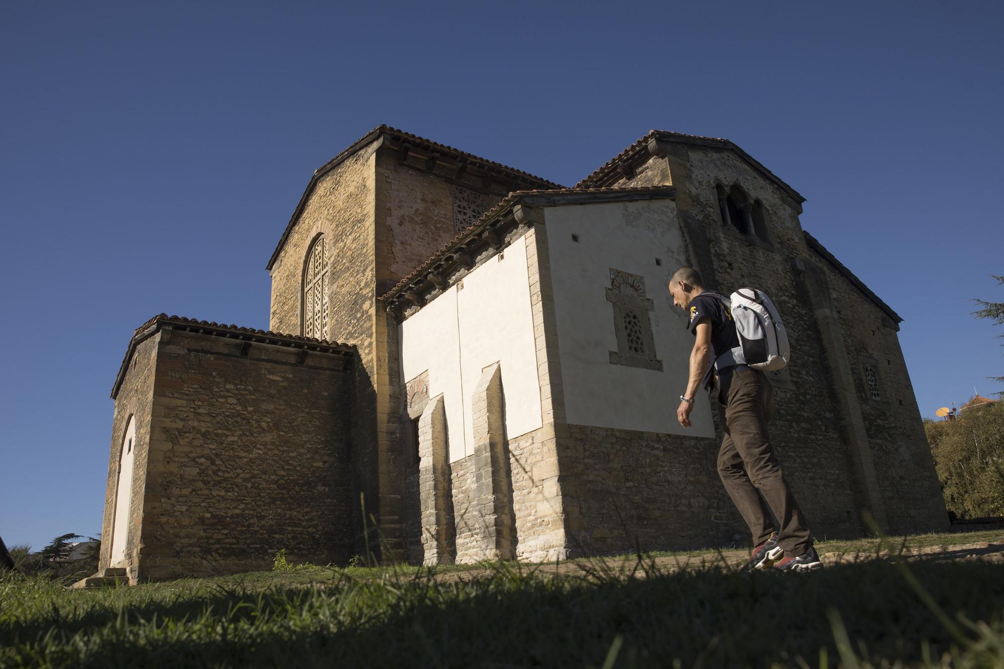 Así está la iglesia de Santullano después de recuperar la carga de mortero en sus muros