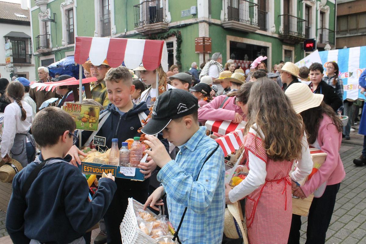 Así fue el divertido y pasacalles de Carnaval del colegio Virgen del Fresno en el mercado