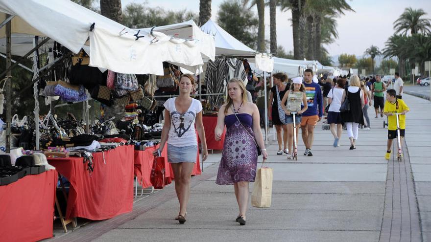 Parades al mercat de nit d&#039;Empuriabrava · Conxi Molons