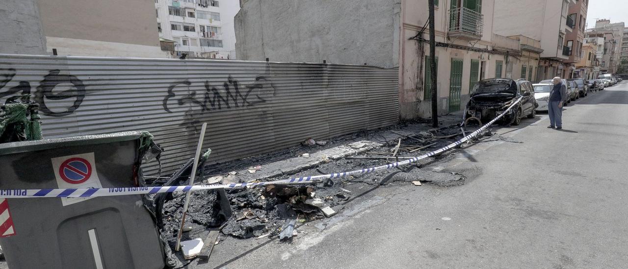 Así quedaron los coches y los contenedores después del gran incendio en Palma