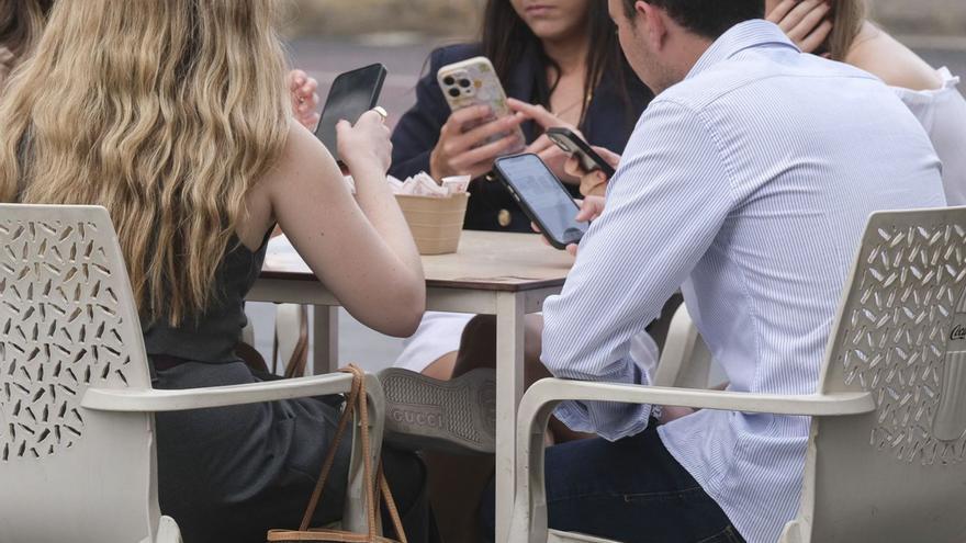 Un grupo de jóvenes de las Islas desayunan en una terraza. | | J. PÉREZ CURBELO