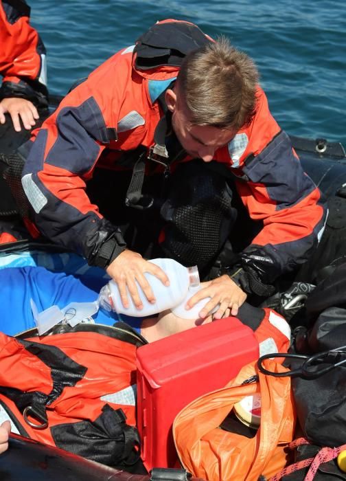 Los militares de la Campaña Antártica practican las técnicas de rescate en caso de naufragio - El Ejército despliega en O Grove el simulacro del "hombre del agua"