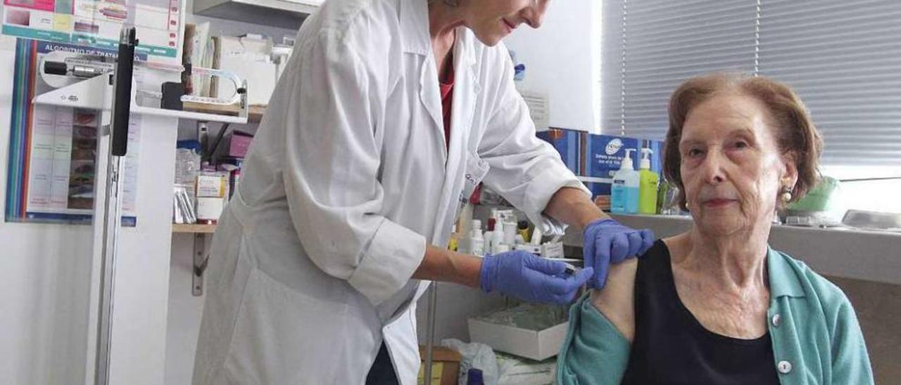 Una de las pacientes que acudió ayer a vacunarse en el centro de salud Valle Inclán. // Iñaki Osorio