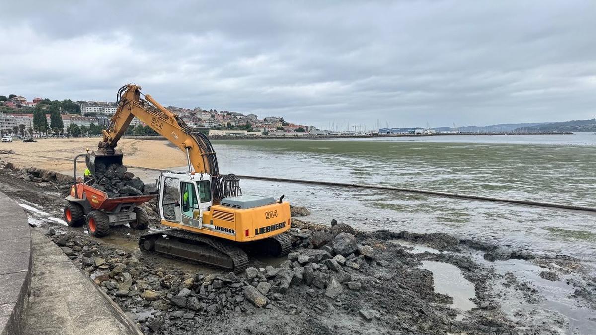 Retirada de los restos del antiguo paseo marítimo de Praia Nova, en Sada.