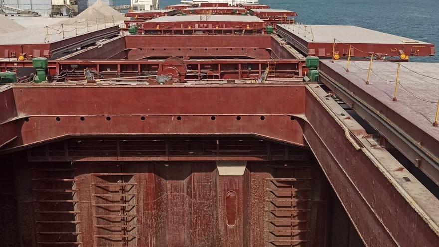 Un barco &#039;gigante&#039; cargado con arcilla hace historia en PortCastelló