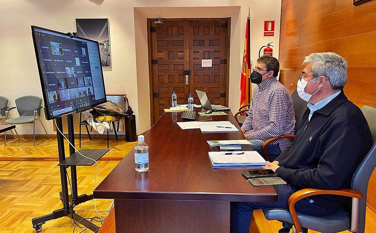 Antonio Rodríguez, vecino de Moal, junto a Jaime Izquierdo, durante el seminario digital celebrado ayer. | D. Á.